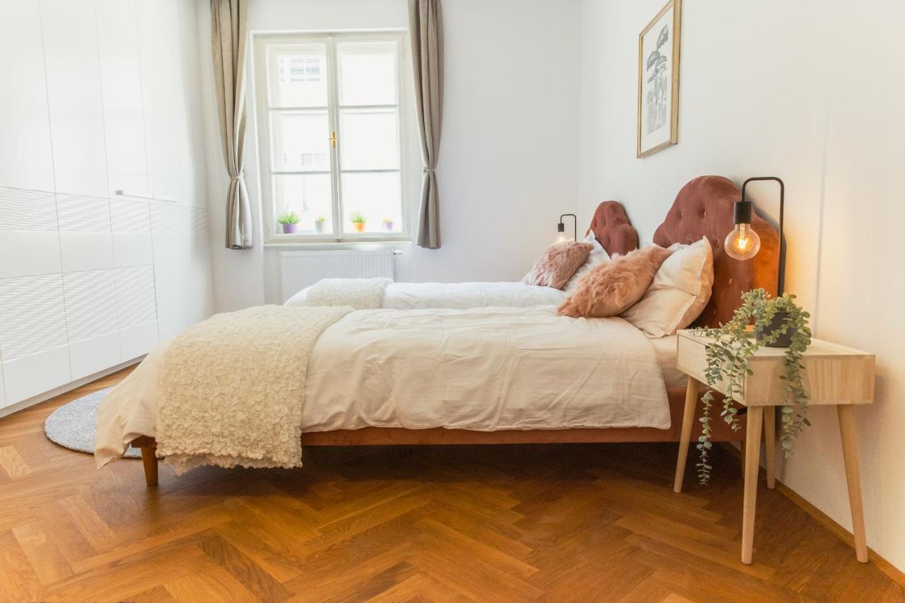 Top Location City Centre Condo In Historic Building With Free Garage Parking Ljubljana Exterior foto